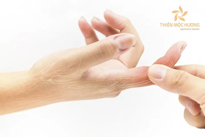 Ngón Tay Trỏ Bị Giật Là Điềm Gì? Giải Mã Ý Nghĩa Tâm Linh Và Nguyên Nhân Y Khoa Cần Biết