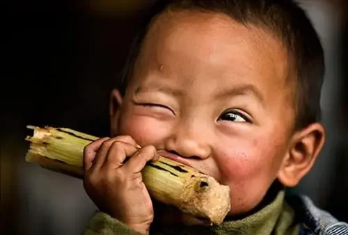 Ngủ Cười Là Điềm Báo Gì? Giải Mã Hiện Tượng Và Ý Nghĩa Tâm Linh Giấc Mơ Nụ Cười