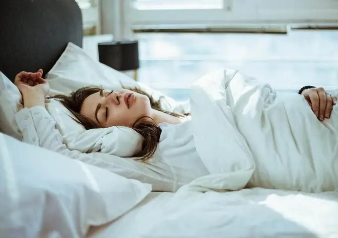 Ngủ Dậy Mà Vẫn Nhớ Rõ Giấc Mơ: Nguyên Nhân Khoa Học Và Ý Nghĩa Tâm Lý Là Gì?