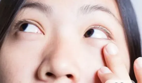 Ngứa Mắt Phải Nam Là Điềm Báo Gì? Giải Mã Điềm Báo Tâm Linh Và Góc Nhìn Y Khoa