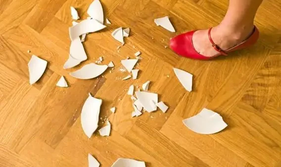 Rơi Vỡ Đồ Đạc Có Điềm Báo Gì? Luận Giải Ý Nghĩa Tốt Xấu Và Cách Hóa Giải Vận Xui