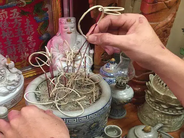 Tàn Nhang Cuốn Tròn Là Điềm Gì? Giải Mã Ý Nghĩa Phong Thủy Và Thực Tế