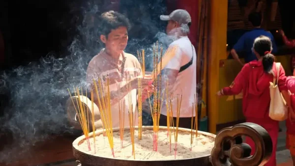 Tàn Nhang Rơi Vào Tay Là Điềm Gì? Giải Mã Ý Nghĩa Tâm Linh Và Cách Xử Lý