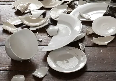 Vỡ Cốc Điềm Báo Gì? Giải Mã Ý Nghĩa Tâm Linh Và Cách Hóa Giải Vận Xui Chuẩn Nhất 2027